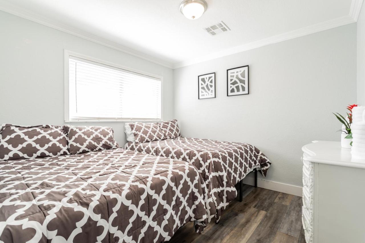 Spacious 5-bedroom Retreat With Pool Minutes From The Vegas Strip Holiday home Las Vegas