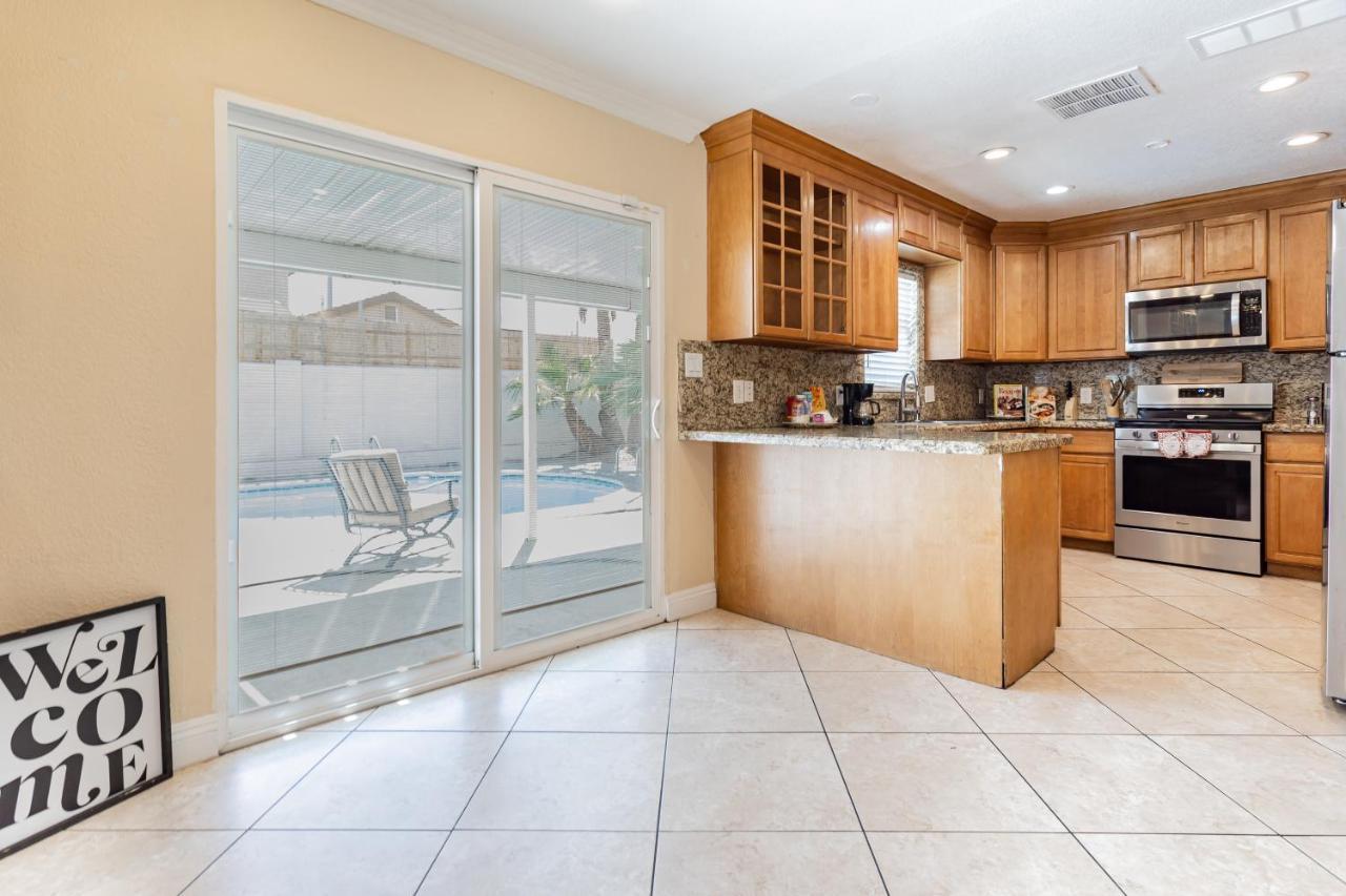 Spacious 5-bedroom Retreat With Pool Minutes From The Vegas Strip Holiday home *