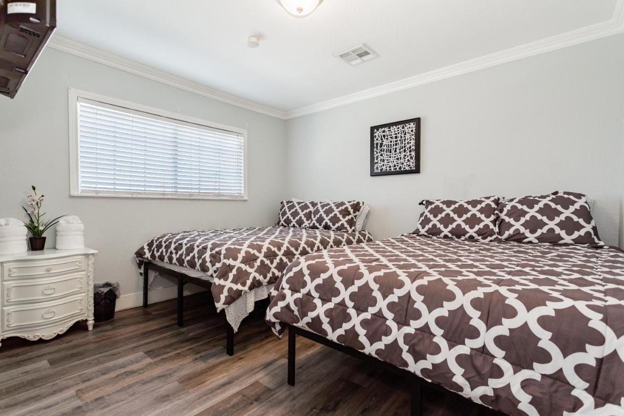 Spacious 5-bedroom Retreat With Pool Minutes From The Vegas Strip Las Vegas