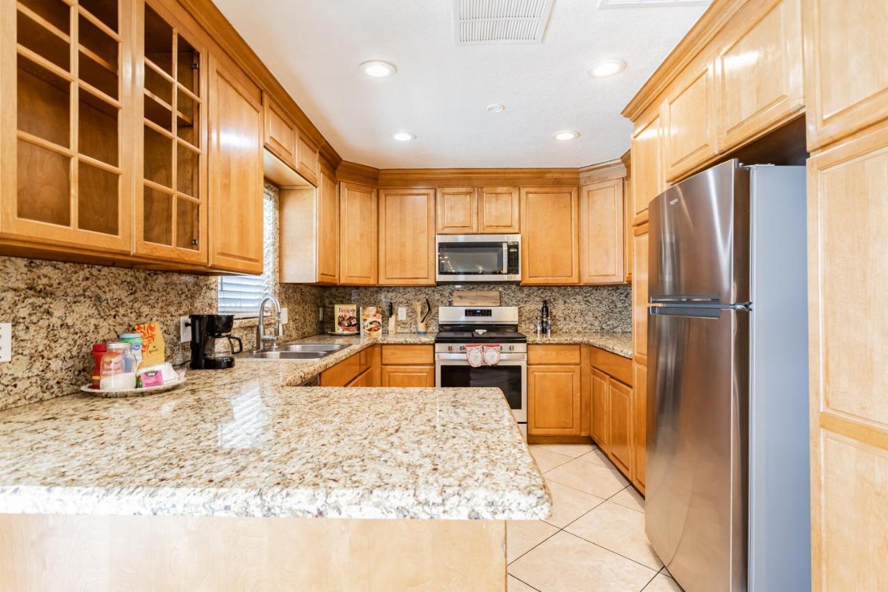 Spacious 5-bedroom Retreat With Pool Minutes From The Vegas Strip Holiday home *