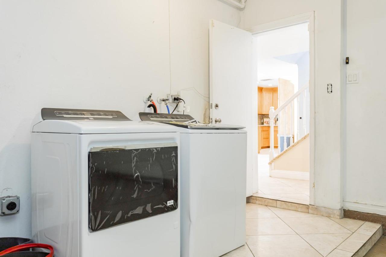 Spacious 5-bedroom Retreat With Pool Minutes From The Vegas Strip Holiday home *